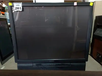 LOTE 261 - 01 TV DE TUBO MARCA SONY. (NO ESTADO) ATENÇÃO! FAZER A VISITAÇÃO ANTES DE ARREMATAR, NÃO SABEMOS SE FUNCIONA. LEILÃO NÃO TEM GARANTIA E NEM DEVOLUÇÃO, SUJEITO A POSSÍVEIS AVARIAS VISÍVEIS/OCULTAS E/OU AUSÊNCIA DE COMPONENTES.