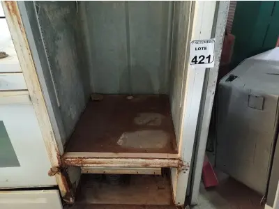 LOTE 421 - 01 FREEZER VERTICAL GELOPAR COM AVARIAS. (NO ESTADO) ATENÇÃO! FAZER A VISITAÇÃO ANTES DE ARREMATAR, NÃO SABEMOS SE FUNCIONA. LEILÃO NÃO TEM GARANTIA E NEM DEVOLUÇÃO, SUJEITO A POSSÍVEIS AVARIAS VISÍVEIS/OCULTAS E/OU AUSÊNCIA DE COMPONENTES.