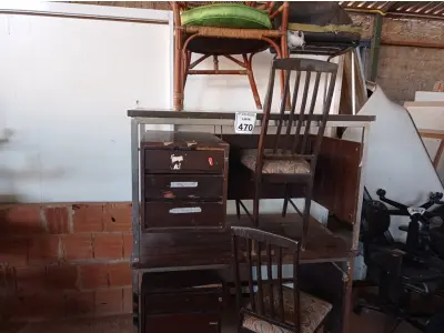 LOTE 470 - 02 MESAS EM MADEIRA COM GAVETAS E 04 CADEIRAS DIVERSAS. (NO ESTADO) ATENÇÃO! FAZER A VISITAÇÃO ANTES DE ARREMATAR, NÃO SABEMOS SE FUNCIONA. LEILÃO NÃO TEM GARANTIA E NEM DEVOLUÇÃO, SUJEITO A POSSÍVEIS AVARIAS VISÍVEIS/OCULTAS E/OU AUSÊNCIA DE COMPONENTES.