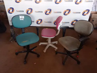 LOTE 472 - 03 CADEIRAS COM BASE GIRATÓRIA. (NO ESTADO) ATENÇÃO! FAZER A VISITAÇÃO ANTES DE ARREMATAR, NÃO SABEMOS SE FUNCIONA. LEILÃO NÃO TEM GARANTIA E NEM DEVOLUÇÃO, SUJEITO A POSSÍVEIS AVARIAS VISÍVEIS/OCULTAS E/OU AUSÊNCIA DE COMPONENTES.