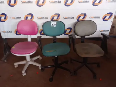 LOTE 472 - 03 CADEIRAS COM BASE GIRATÓRIA. (NO ESTADO) ATENÇÃO! FAZER A VISITAÇÃO ANTES DE ARREMATAR, NÃO SABEMOS SE FUNCIONA. LEILÃO NÃO TEM GARANTIA E NEM DEVOLUÇÃO, SUJEITO A POSSÍVEIS AVARIAS VISÍVEIS/OCULTAS E/OU AUSÊNCIA DE COMPONENTES.