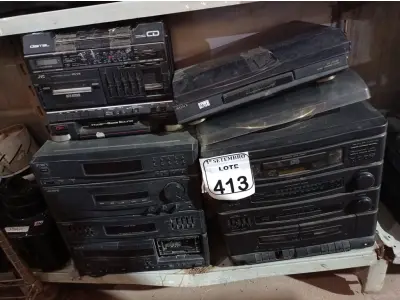 LOTE 413 - 03 APARELHOS DE SOM MARCAS E MODELOS DIVERSOS E 01 TOCA DISCOS. (NO ESTADO) ATENÇÃO! FAZER A VISITAÇÃO ANTES DE ARREMATAR, NÃO SABEMOS SE FUNCIONA. LEILÃO NÃO TEM GARANTIA E NEM DEVOLUÇÃO, SUJEITO A POSSÍVEIS AVARIAS VISÍVEIS/OCULTAS E/OU AUSÊNCIA DE COMPONENTES.