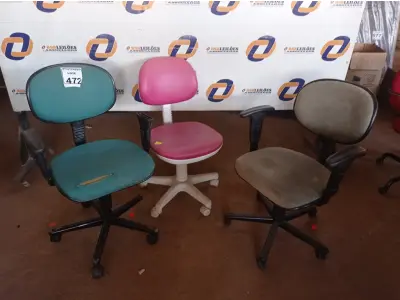 LOTE 472 - 03 CADEIRAS COM BASE GIRATÓRIA. (NO ESTADO) ATENÇÃO! FAZER A VISITAÇÃO ANTES DE ARREMATAR, NÃO SABEMOS SE FUNCIONA. LEILÃO NÃO TEM GARANTIA E NEM DEVOLUÇÃO, SUJEITO A POSSÍVEIS AVARIAS VISÍVEIS/OCULTAS E/OU AUSÊNCIA DE COMPONENTES.