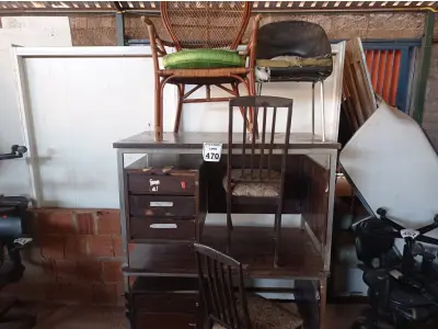 LOTE 470 - 02 MESAS EM MADEIRA COM GAVETAS E 04 CADEIRAS DIVERSAS. (NO ESTADO) ATENÇÃO! FAZER A VISITAÇÃO ANTES DE ARREMATAR, NÃO SABEMOS SE FUNCIONA. LEILÃO NÃO TEM GARANTIA E NEM DEVOLUÇÃO, SUJEITO A POSSÍVEIS AVARIAS VISÍVEIS/OCULTAS E/OU AUSÊNCIA DE COMPONENTES.