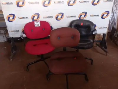 LOTE 465 - 03 CADEIRAS PARA ESCRITÓRIO BASE GIRATÓRIA. (NO ESTADO) ATENÇÃO! FAZER A VISITAÇÃO ANTES DE ARREMATAR, NÃO SABEMOS SE FUNCIONA. LEILÃO NÃO TEM GARANTIA E NEM DEVOLUÇÃO, SUJEITO A POSSÍVEIS AVARIAS VISÍVEIS/OCULTAS E/OU AUSÊNCIA DE COMPONENTES.
