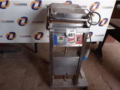 LOTE 461 - 01 MULTI-GRIL/CHAPA EM INOX TRIFÁSICO. (NO ESTADO) ATENÇÃO! FAZER A VISITAÇÃO ANTES DE ARREMATAR, NÃO SABEMOS SE FUNCIONA. LEILÃO NÃO TEM GARANTIA E NEM DEVOLUÇÃO, SUJEITO A POSSÍVEIS AVARIAS VISÍVEIS/OCULTAS E/OU AUSÊNCIA DE COMPONENTES.
