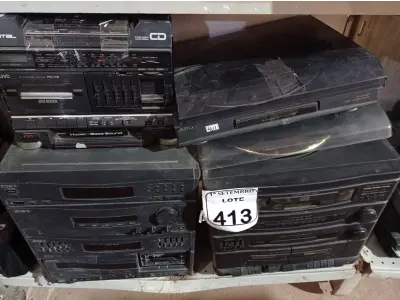 LOTE 413 - 03 APARELHOS DE SOM MARCAS E MODELOS DIVERSOS E 01 TOCA DISCOS. (NO ESTADO) ATENÇÃO! FAZER A VISITAÇÃO ANTES DE ARREMATAR, NÃO SABEMOS SE FUNCIONA. LEILÃO NÃO TEM GARANTIA E NEM DEVOLUÇÃO, SUJEITO A POSSÍVEIS AVARIAS VISÍVEIS/OCULTAS E/OU AUSÊNCIA DE COMPONENTES.