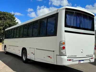 LOTE 004 - 01 ÔNIBUS COMIL VERSATILE 17230, ANO 2013/2013 49 LUGARES, PNEUS NOVOS, RODAS DE ALUMÍNIO, 2024 QUITADO, BAIXA QUILOMETRAGEM, MANUTENÇÕES EM DIA, BAGAGEIROS LATERAIS E INTERNO, ESTADO DE NOVO,  PARA CLIENTES EXIGENTES (NO ESTADO)