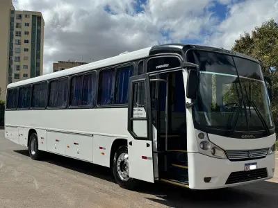 LOTE 004 - 01 ÔNIBUS COMIL VERSATILE 17230, ANO 2013/2013 49 LUGARES, PNEUS NOVOS, RODAS DE ALUMÍNIO, 2024 QUITADO, BAIXA QUILOMETRAGEM, MANUTENÇÕES EM DIA, BAGAGEIROS LATERAIS E INTERNO, ESTADO DE NOVO,  PARA CLIENTES EXIGENTES (NO ESTADO)