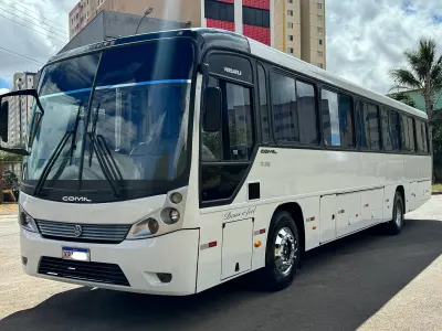 LOTE 004 - 01 ÔNIBUS COMIL VERSATILE 17230, ANO 2013/2013 49 LUGARES, PNEUS NOVOS, RODAS DE ALUMÍNIO, 2024 QUITADO, BAIXA QUILOMETRAGEM, MANUTENÇÕES EM DIA, BAGAGEIROS LATERAIS E INTERNO, ESTADO DE NOVO,  PARA CLIENTES EXIGENTES (NO ESTADO)