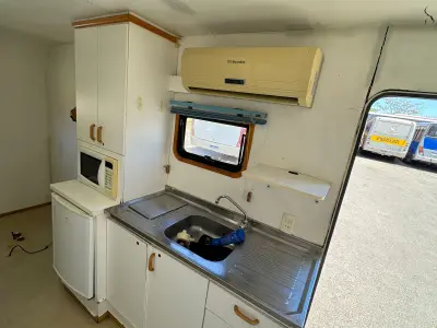 LOTE 006 - 01 EXCELENTE TRAILER ANO 2021/2021 COM 6 METROS DE COMPRIMENTO, DOCUMENTAÇÃO EM DIA, ESPECIFICAÇÕES: SÃO 6 METROS CONTENDO BANHEIRO COMPLETO, PNEUS NOVOS, AR CONDICIONADO, ARMÁRIOS, FRIGOBAR, MICROONDAS, SISTEMA ELÉTRICO COM CONVERSORES, CAIXA D´ÁGUA, CAIXA DE DEGETOS, PIA, ETC, EXCELENTE PARA MOTO HOME, ESCRITÓRIOS, ENTRE OUTROS, PRECISA PEQUENOS REPAROS INTERNOS DEVIDO AO USO E TEMPO (NO ESTADO)