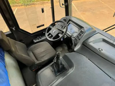 LOTE 004 - 01 ÔNIBUS COMIL VERSATILE 17230, ANO 2013/2013 49 LUGARES, PNEUS NOVOS, RODAS DE ALUMÍNIO, 2024 QUITADO, BAIXA QUILOMETRAGEM, MANUTENÇÕES EM DIA, BAGAGEIROS LATERAIS E INTERNO, ESTADO DE NOVO,  PARA CLIENTES EXIGENTES (NO ESTADO)
