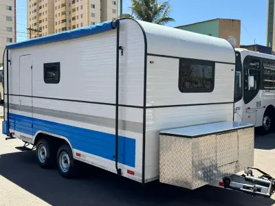 LOTE 006 - 01 EXCELENTE TRAILER ANO 2021/2021 COM 6 METROS DE COMPRIMENTO, DOCUMENTAÇÃO EM DIA, ESPECIFICAÇÕES: SÃO 6 METROS CONTENDO BANHEIRO COMPLETO, PNEUS NOVOS, AR CONDICIONADO, ARMÁRIOS, FRIGOBAR, MICROONDAS, SISTEMA ELÉTRICO COM CONVERSORES, CAIXA D´ÁGUA, CAIXA DE DEGETOS, PIA, ETC, EXCELENTE PARA MOTO HOME, ESCRITÓRIOS, ENTRE OUTROS, PRECISA PEQUENOS REPAROS INTERNOS DEVIDO AO USO E TEMPO (NO ESTADO)