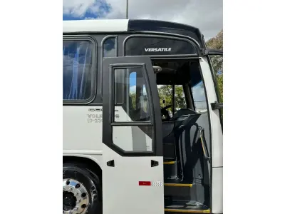 LOTE 004 - 01 ÔNIBUS COMIL VERSATILE 17230, ANO 2013/2013 49 LUGARES, PNEUS NOVOS, RODAS DE ALUMÍNIO, 2024 QUITADO, BAIXA QUILOMETRAGEM, MANUTENÇÕES EM DIA, BAGAGEIROS LATERAIS E INTERNO, ESTADO DE NOVO,  PARA CLIENTES EXIGENTES (NO ESTADO)