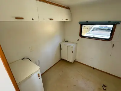 LOTE 006 - 01 EXCELENTE TRAILER ANO 2021/2021 COM 6 METROS DE COMPRIMENTO, DOCUMENTAÇÃO EM DIA, ESPECIFICAÇÕES: SÃO 6 METROS CONTENDO BANHEIRO COMPLETO, PNEUS NOVOS, AR CONDICIONADO, ARMÁRIOS, FRIGOBAR, MICROONDAS, SISTEMA ELÉTRICO COM CONVERSORES, CAIXA D´ÁGUA, CAIXA DE DEGETOS, PIA, ETC, EXCELENTE PARA MOTO HOME, ESCRITÓRIOS, ENTRE OUTROS, PRECISA PEQUENOS REPAROS INTERNOS DEVIDO AO USO E TEMPO (NO ESTADO)