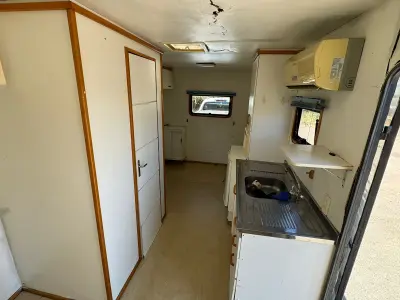 LOTE 006 - 01 EXCELENTE TRAILER ANO 2021/2021 COM 6 METROS DE COMPRIMENTO, DOCUMENTAÇÃO EM DIA, ESPECIFICAÇÕES: SÃO 6 METROS CONTENDO BANHEIRO COMPLETO, PNEUS NOVOS, AR CONDICIONADO, ARMÁRIOS, FRIGOBAR, MICROONDAS, SISTEMA ELÉTRICO COM CONVERSORES, CAIXA D´ÁGUA, CAIXA DE DEGETOS, PIA, ETC, EXCELENTE PARA MOTO HOME, ESCRITÓRIOS, ENTRE OUTROS, PRECISA PEQUENOS REPAROS INTERNOS DEVIDO AO USO E TEMPO (NO ESTADO)