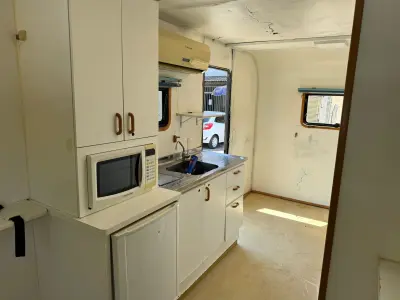 LOTE 006 - 01 EXCELENTE TRAILER ANO 2021/2021 COM 6 METROS DE COMPRIMENTO, DOCUMENTAÇÃO EM DIA, ESPECIFICAÇÕES: SÃO 6 METROS CONTENDO BANHEIRO COMPLETO, PNEUS NOVOS, AR CONDICIONADO, ARMÁRIOS, FRIGOBAR, MICROONDAS, SISTEMA ELÉTRICO COM CONVERSORES, CAIXA D´ÁGUA, CAIXA DE DEGETOS, PIA, ETC, EXCELENTE PARA MOTO HOME, ESCRITÓRIOS, ENTRE OUTROS, PRECISA PEQUENOS REPAROS INTERNOS DEVIDO AO USO E TEMPO (NO ESTADO)