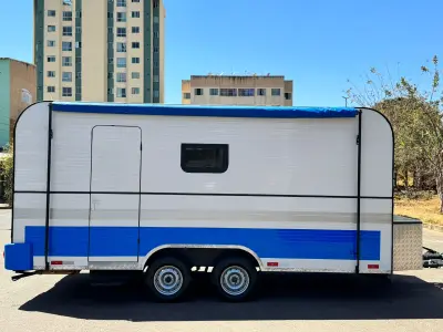 LOTE 006 - 01 EXCELENTE TRAILER ANO 2021/2021 COM 6 METROS DE COMPRIMENTO, DOCUMENTAÇÃO EM DIA, ESPECIFICAÇÕES: SÃO 6 METROS CONTENDO BANHEIRO COMPLETO, PNEUS NOVOS, AR CONDICIONADO, ARMÁRIOS, FRIGOBAR, MICROONDAS, SISTEMA ELÉTRICO COM CONVERSORES, CAIXA D´ÁGUA, CAIXA DE DEGETOS, PIA, ETC, EXCELENTE PARA MOTO HOME, ESCRITÓRIOS, ENTRE OUTROS, PRECISA PEQUENOS REPAROS INTERNOS DEVIDO AO USO E TEMPO (NO ESTADO)