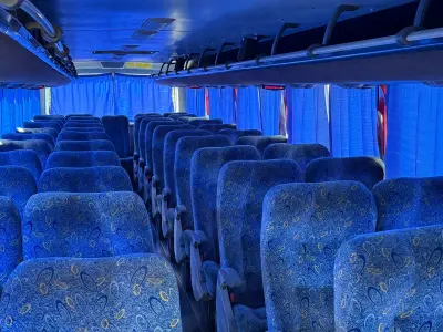 LOTE 004 - 01 ÔNIBUS COMIL VERSATILE 17230, ANO 2013/2013 49 LUGARES, PNEUS NOVOS, RODAS DE ALUMÍNIO, 2024 QUITADO, BAIXA QUILOMETRAGEM, MANUTENÇÕES EM DIA, BAGAGEIROS LATERAIS E INTERNO, ESTADO DE NOVO,  PARA CLIENTES EXIGENTES (NO ESTADO)