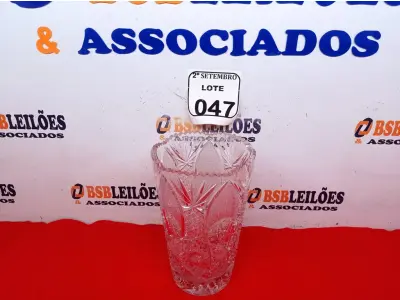 LOTE 047 - 01 VAZO DE CRISTAL BOHEMIA. (NO ESTADO) ATENÇÃO! FAZER A VISITAÇÃO ANTES DE ARREMATAR, NÃO SABEMOS SE FUNCIONA. LEILÃO NÃO TEM GARANTIA E NEM DEVOLUÇÃO, SUJEITO A POSSÍVEIS AVARIAS VISÍVEIS/OCULTAS E/OU AUSÊNCIA DE COMPONENTES.