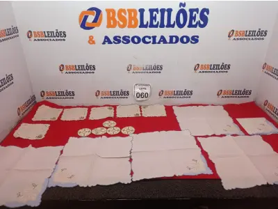 LOTE 060 - 06 GUARDANAPOS C/ BORADO PEQUENO, 06 PORTAS TAÇAS E 06 GUARDANAPOS. (NO ESTADO) ATENÇÃO! FAZER A VISITAÇÃO ANTES DE ARREMATAR, NÃO SABEMOS SE FUNCIONA. LEILÃO NÃO TEM GARANTIA E NEM DEVOLUÇÃO, SUJEITO A POSSÍVEIS AVARIAS VISÍVEIS/OCULTAS E/OU AUSÊNCIA DE COMPONENTES.