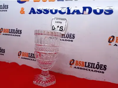LOTE 046 - 01 VAZO DE CRISTAL C/PÉ. (NO ESTADO) ATENÇÃO! FAZER A VISITAÇÃO ANTES DE ARREMATAR, NÃO SABEMOS SE FUNCIONA. LEILÃO NÃO TEM GARANTIA E NEM DEVOLUÇÃO, SUJEITO A POSSÍVEIS AVARIAS VISÍVEIS/OCULTAS E/OU AUSÊNCIA DE COMPONENTES.