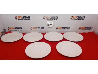 LOTE 070 - 06 PRATOS BRANCOS GRANDES. (NO ESTADO) ATENÇÃO! FAZER A VISITAÇÃO ANTES DE ARREMATAR, NÃO SABEMOS SE FUNCIONA. LEILÃO NÃO TEM GARANTIA E NEM DEVOLUÇÃO, SUJEITO A POSSÍVEIS AVARIAS VISÍVEIS/OCULTAS E/OU AUSÊNCIA DE COMPONENTES.