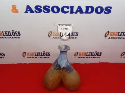LOTE 044 - 01 ESCULTURA CERÂMICA TRIPÉ. CERAMISTAS SVENAGE E JARDINEIRO. (NO ESTADO) ATENÇÃO! FAZER A VISITAÇÃO ANTES DE ARREMATAR, NÃO SABEMOS SE FUNCIONA. LEILÃO NÃO TEM GARANTIA E NEM DEVOLUÇÃO, SUJEITO A POSSÍVEIS AVARIAS VISÍVEIS/OCULTAS E/OU AUSÊNCIA DE COMPONENTES.