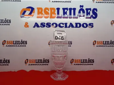 LOTE 046 - 01 VAZO DE CRISTAL C/PÉ. (NO ESTADO) ATENÇÃO! FAZER A VISITAÇÃO ANTES DE ARREMATAR, NÃO SABEMOS SE FUNCIONA. LEILÃO NÃO TEM GARANTIA E NEM DEVOLUÇÃO, SUJEITO A POSSÍVEIS AVARIAS VISÍVEIS/OCULTAS E/OU AUSÊNCIA DE COMPONENTES.