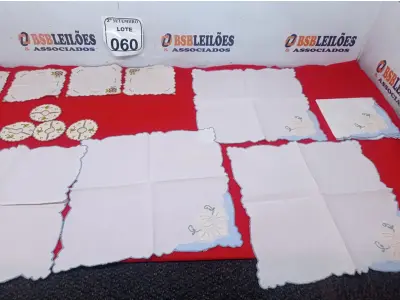 LOTE 060 - 06 GUARDANAPOS C/ BORADO PEQUENO, 06 PORTAS TAÇAS E 06 GUARDANAPOS. (NO ESTADO) ATENÇÃO! FAZER A VISITAÇÃO ANTES DE ARREMATAR, NÃO SABEMOS SE FUNCIONA. LEILÃO NÃO TEM GARANTIA E NEM DEVOLUÇÃO, SUJEITO A POSSÍVEIS AVARIAS VISÍVEIS/OCULTAS E/OU AUSÊNCIA DE COMPONENTES.