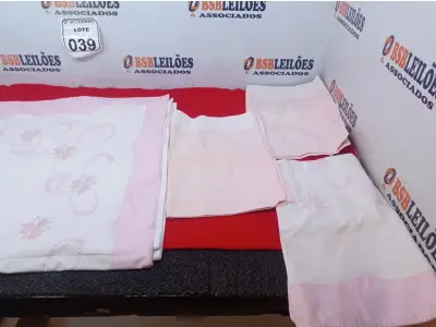 LOTE 039 - 01 LENÇOL, 03 FRONHAS BORDADOS NA COR ROSA. (NO ESTADO) ATENÇÃO! FAZER A VISITAÇÃO ANTES DE ARREMATAR, NÃO SABEMOS SE FUNCIONA. LEILÃO NÃO TEM GARANTIA E NEM DEVOLUÇÃO, SUJEITO A POSSÍVEIS AVARIAS VISÍVEIS/OCULTAS E/OU AUSÊNCIA DE COMPONENTES.