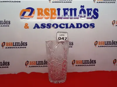 LOTE 047 - 01 VAZO DE CRISTAL BOHEMIA. (NO ESTADO) ATENÇÃO! FAZER A VISITAÇÃO ANTES DE ARREMATAR, NÃO SABEMOS SE FUNCIONA. LEILÃO NÃO TEM GARANTIA E NEM DEVOLUÇÃO, SUJEITO A POSSÍVEIS AVARIAS VISÍVEIS/OCULTAS E/OU AUSÊNCIA DE COMPONENTES.