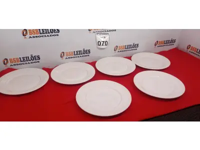 LOTE 070 - 06 PRATOS BRANCOS GRANDES. (NO ESTADO) ATENÇÃO! FAZER A VISITAÇÃO ANTES DE ARREMATAR, NÃO SABEMOS SE FUNCIONA. LEILÃO NÃO TEM GARANTIA E NEM DEVOLUÇÃO, SUJEITO A POSSÍVEIS AVARIAS VISÍVEIS/OCULTAS E/OU AUSÊNCIA DE COMPONENTES.
