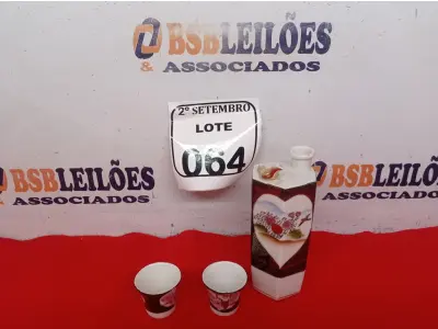 LOTE 064 - 01 GARRAFINHA DE SAQUE COM 02 COPOS FUNDO GUEISHA SATSUMA. (NO ESTADO) ATENÇÃO! FAZER A VISITAÇÃO ANTES DE ARREMATAR, NÃO SABEMOS SE FUNCIONA. LEILÃO NÃO TEM GARANTIA E NEM DEVOLUÇÃO, SUJEITO A POSSÍVEIS AVARIAS VISÍVEIS/OCULTAS E/OU AUSÊNCIA DE COMPONENTES.