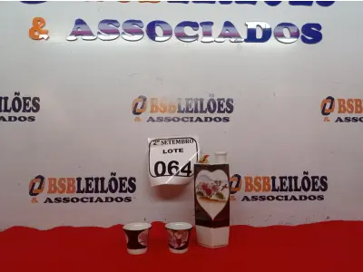 LOTE 064 - 01 GARRAFINHA DE SAQUE COM 02 COPOS FUNDO GUEISHA SATSUMA. (NO ESTADO) ATENÇÃO! FAZER A VISITAÇÃO ANTES DE ARREMATAR, NÃO SABEMOS SE FUNCIONA. LEILÃO NÃO TEM GARANTIA E NEM DEVOLUÇÃO, SUJEITO A POSSÍVEIS AVARIAS VISÍVEIS/OCULTAS E/OU AUSÊNCIA DE COMPONENTES.