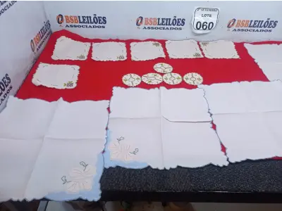 LOTE 060 - 06 GUARDANAPOS C/ BORADO PEQUENO, 06 PORTAS TAÇAS E 06 GUARDANAPOS. (NO ESTADO) ATENÇÃO! FAZER A VISITAÇÃO ANTES DE ARREMATAR, NÃO SABEMOS SE FUNCIONA. LEILÃO NÃO TEM GARANTIA E NEM DEVOLUÇÃO, SUJEITO A POSSÍVEIS AVARIAS VISÍVEIS/OCULTAS E/OU AUSÊNCIA DE COMPONENTES.