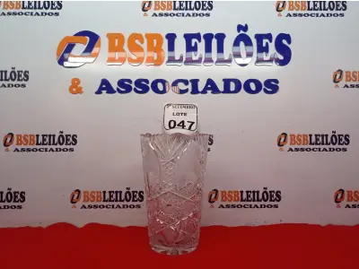 LOTE 047 - 01 VAZO DE CRISTAL BOHEMIA. (NO ESTADO) ATENÇÃO! FAZER A VISITAÇÃO ANTES DE ARREMATAR, NÃO SABEMOS SE FUNCIONA. LEILÃO NÃO TEM GARANTIA E NEM DEVOLUÇÃO, SUJEITO A POSSÍVEIS AVARIAS VISÍVEIS/OCULTAS E/OU AUSÊNCIA DE COMPONENTES.