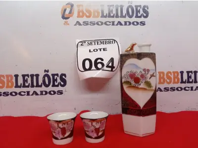 LOTE 064 - 01 GARRAFINHA DE SAQUE COM 02 COPOS FUNDO GUEISHA SATSUMA. (NO ESTADO) ATENÇÃO! FAZER A VISITAÇÃO ANTES DE ARREMATAR, NÃO SABEMOS SE FUNCIONA. LEILÃO NÃO TEM GARANTIA E NEM DEVOLUÇÃO, SUJEITO A POSSÍVEIS AVARIAS VISÍVEIS/OCULTAS E/OU AUSÊNCIA DE COMPONENTES.
