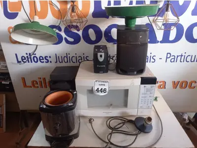 LOTE 446 - 01 MICRO-ONDAS, 02 CAIXAS DE SOM, 01 ESTABILIZADOR, 03 LUMINÁRIAS E BEBEDOURO P/ GARRAFÃO. (NO ESTADO) ATENÇÃO! FAZER A VISITAÇÃO ANTES DE ARREMATAR, NÃO SABEMOS SE FUNCIONA. LEILÃO NÃO TEM GARANTIA E NEM DEVOLUÇÃO, SUJEITO A POSSÍVEIS AVARIAS VISÍVEIS/OCULTAS E/OU AUSÊNCIA DE COMPONENTES.