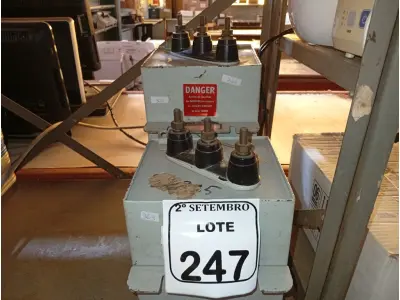 LOTE 247 - 02 CAPACITORES. (NO ESTADO) ATENÇÃO! FAZER A VISITAÇÃO ANTES DE ARREMATAR, NÃO SABEMOS SE FUNCIONA. LEILÃO NÃO TEM GARANTIA E NEM DEVOLUÇÃO, SUJEITO A POSSÍVEIS AVARIAS VISÍVEIS/OCULTAS E/OU AUSÊNCIA DE COMPONENTES.