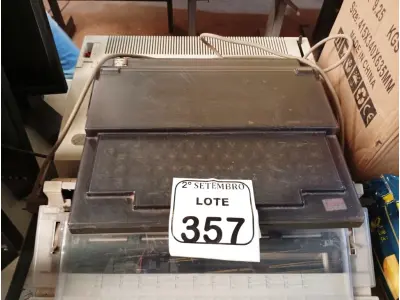 LOTE 357 - 03 MÁQUINAS DE ESCREVER ELÉTRICAS MARCAS E MODELOS DIVERSOS. (NO ESTADO) ATENÇÃO! FAZER A VISITAÇÃO ANTES DE ARREMATAR, NÃO SABEMOS SE FUNCIONA. LEILÃO NÃO TEM GARANTIA E NEM DEVOLUÇÃO, SUJEITO A POSSÍVEIS AVARIAS VISÍVEIS/OCULTAS E/OU AUSÊNCIA DE COMPONENTES.