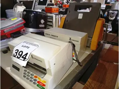 LOTE 394 - 02 RELÓGIOS DE PONTO MARCA CHRONOS E 01 MIMEOGRAFO MARCA FACIT. (NO ESTADO) ATENÇÃO! FAZER A VISITAÇÃO ANTES DE ARREMATAR, NÃO SABEMOS SE FUNCIONA. LEILÃO NÃO TEM GARANTIA E NEM DEVOLUÇÃO, SUJEITO A POSSÍVEIS AVARIAS VISÍVEIS/OCULTAS E/OU AUSÊNCIA DE COMPONENTES.