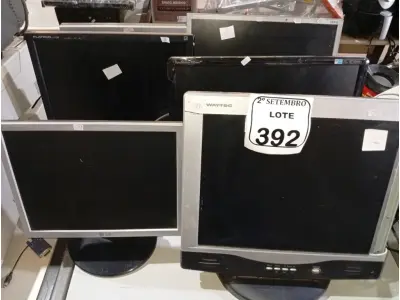 LOTE 392 - 06 MONITORES LCD MARCAS E MODELOS DIVERSOS PARA A RETIRADA DE PEÇAS. (NO ESTADO) ATENÇÃO! FAZER A VISITAÇÃO ANTES DE ARREMATAR, NÃO SABEMOS SE FUNCIONA. LEILÃO NÃO TEM GARANTIA E NEM DEVOLUÇÃO, SUJEITO A POSSÍVEIS AVARIAS VISÍVEIS/OCULTAS E/OU AUSÊNCIA DE COMPONENTES.