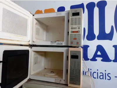 LOTE 434 - 03 MICRO-ONDAS SENDO 01 COM PRATO, MARCAS E MODELOS DIVERSOS. (NO ESTADO) ATENÇÃO! FAZER A VISITAÇÃO ANTES DE ARREMATAR, NÃO SABEMOS SE FUNCIONA. LEILÃO NÃO TEM GARANTIA E NEM DEVOLUÇÃO, SUJEITO A POSSÍVEIS AVARIAS VISÍVEIS/OCULTAS E/OU AUSÊNCIA DE COMPONENTES.