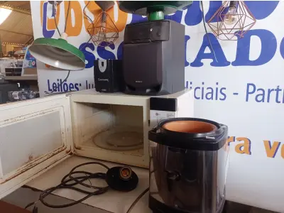 LOTE 446 - 01 MICRO-ONDAS, 02 CAIXAS DE SOM, 01 ESTABILIZADOR, 03 LUMINÁRIAS E BEBEDOURO P/ GARRAFÃO. (NO ESTADO) ATENÇÃO! FAZER A VISITAÇÃO ANTES DE ARREMATAR, NÃO SABEMOS SE FUNCIONA. LEILÃO NÃO TEM GARANTIA E NEM DEVOLUÇÃO, SUJEITO A POSSÍVEIS AVARIAS VISÍVEIS/OCULTAS E/OU AUSÊNCIA DE COMPONENTES.