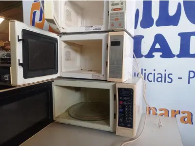 LOTE 434 - 03 MICRO-ONDAS SENDO 01 COM PRATO, MARCAS E MODELOS DIVERSOS. (NO ESTADO) ATENÇÃO! FAZER A VISITAÇÃO ANTES DE ARREMATAR, NÃO SABEMOS SE FUNCIONA. LEILÃO NÃO TEM GARANTIA E NEM DEVOLUÇÃO, SUJEITO A POSSÍVEIS AVARIAS VISÍVEIS/OCULTAS E/OU AUSÊNCIA DE COMPONENTES.