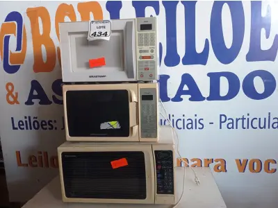 LOTE 434 - 03 MICRO-ONDAS SENDO 01 COM PRATO, MARCAS E MODELOS DIVERSOS. (NO ESTADO) ATENÇÃO! FAZER A VISITAÇÃO ANTES DE ARREMATAR, NÃO SABEMOS SE FUNCIONA. LEILÃO NÃO TEM GARANTIA E NEM DEVOLUÇÃO, SUJEITO A POSSÍVEIS AVARIAS VISÍVEIS/OCULTAS E/OU AUSÊNCIA DE COMPONENTES.