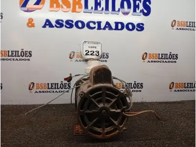 LOTE 223 - 01 MOTOR DE INDUÇÃO MONOFÁSICO DE GAIOLA. (NO ESTADO) ATENÇÃO! FAZER A VISITAÇÃO ANTES DE ARREMATAR, NÃO SABEMOS SE FUNCIONA. LEILÃO NÃO TEM GARANTIA E NEM DEVOLUÇÃO, SUJEITO A POSSÍVEIS AVARIAS VISÍVEIS/OCULTAS E/OU AUSÊNCIA DE COMPONENTES.