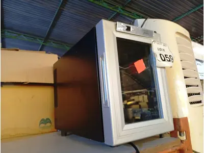 LOTE 059 - 01 ADEGA MARCA TOCAVE. (NO ESTADO) ATENÇÃO! FAZER A VISITAÇÃO ANTES DE ARREMATAR, NÃO SABEMOS SE FUNCIONA. LEILÃO NÃO TEM GARANTIA E NEM DEVOLUÇÃO, SUJEITO A POSSÍVEIS AVARIAS VISÍVEIS/OCULTAS E/OU AUSÊNCIA DE COMPONENTES.