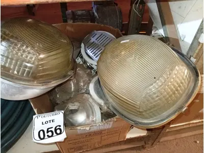 LOTE 056 - 01 LOTE COM VÁRIAS LUMINÁRIAS. (NO ESTADO) ATENÇÃO! FAZER A VISITAÇÃO ANTES DE ARREMATAR, NÃO SABEMOS SE FUNCIONA. LEILÃO NÃO TEM GARANTIA E NEM DEVOLUÇÃO, SUJEITO A POSSÍVEIS AVARIAS VISÍVEIS/OCULTAS E/OU AUSÊNCIA DE COMPONENTES.